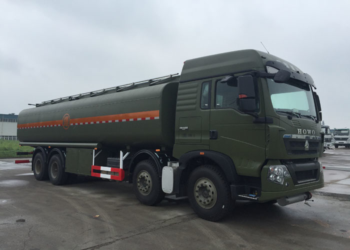 Stable Fuel Tanker Truck SINOTRUK HOWO 30 - 40 Tons For Oil Transportation 8X4 RHD