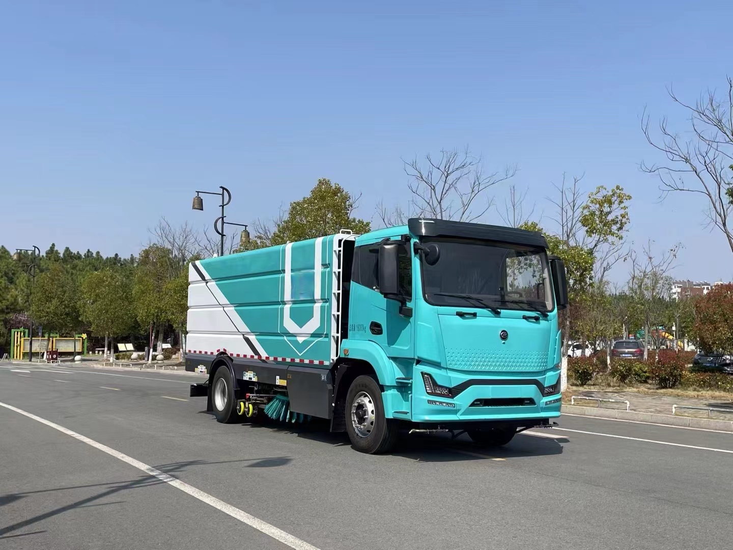 8T10T12T Vacuum Road Sweeper With Water tank Suitable for Urban Street and Airport Runway Cleaning Trucks