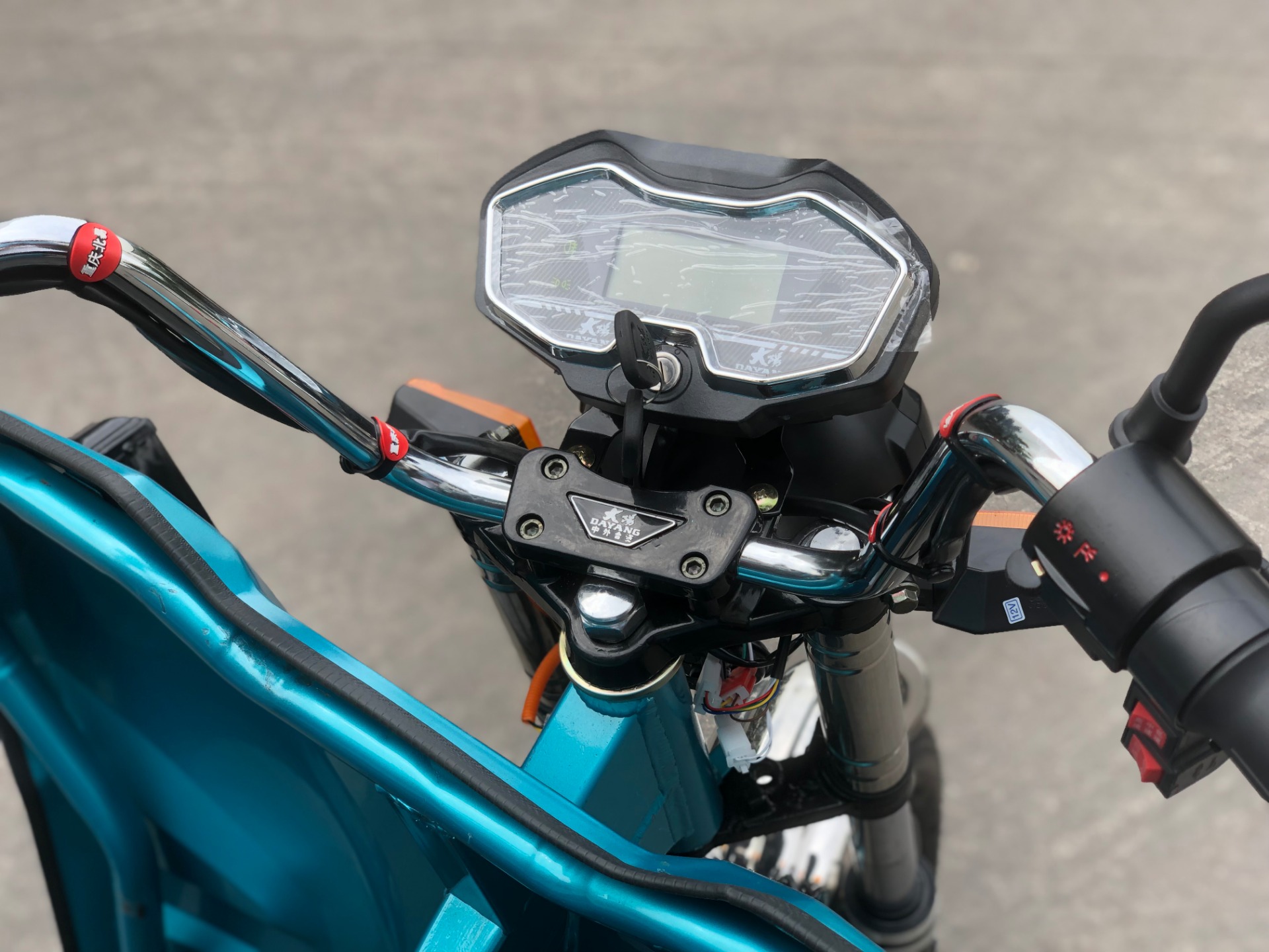 Front and Rear Drum Brake System 72V 1000w Electric Tricycle for Adult from DAYANG