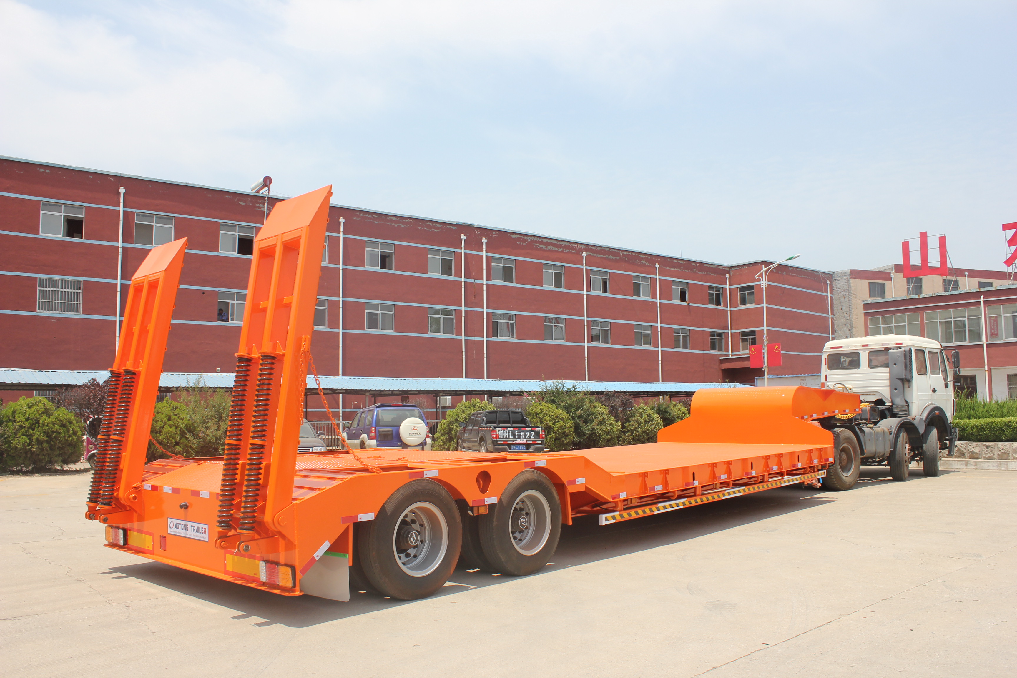 Semi-Trailer 150ton Heavy Duty 4 Line 8 Axle Low Bed Trailer with 32 Tyres and Gooseneck