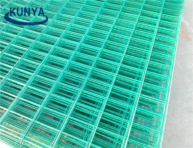 0.7MM 25kg Pvc Coated Welded Wire Fence Mesh Roll 20kg Roll Hole