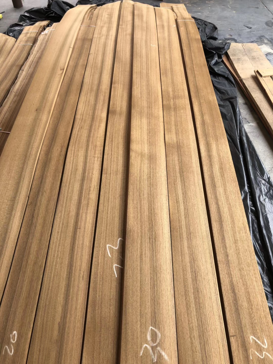 Factory Direct Sales Natural Teak Wood Veneer Sheets 0.45mm 1mm 2mm 3mm Plain Cut Veneer Wood Teak Veneers