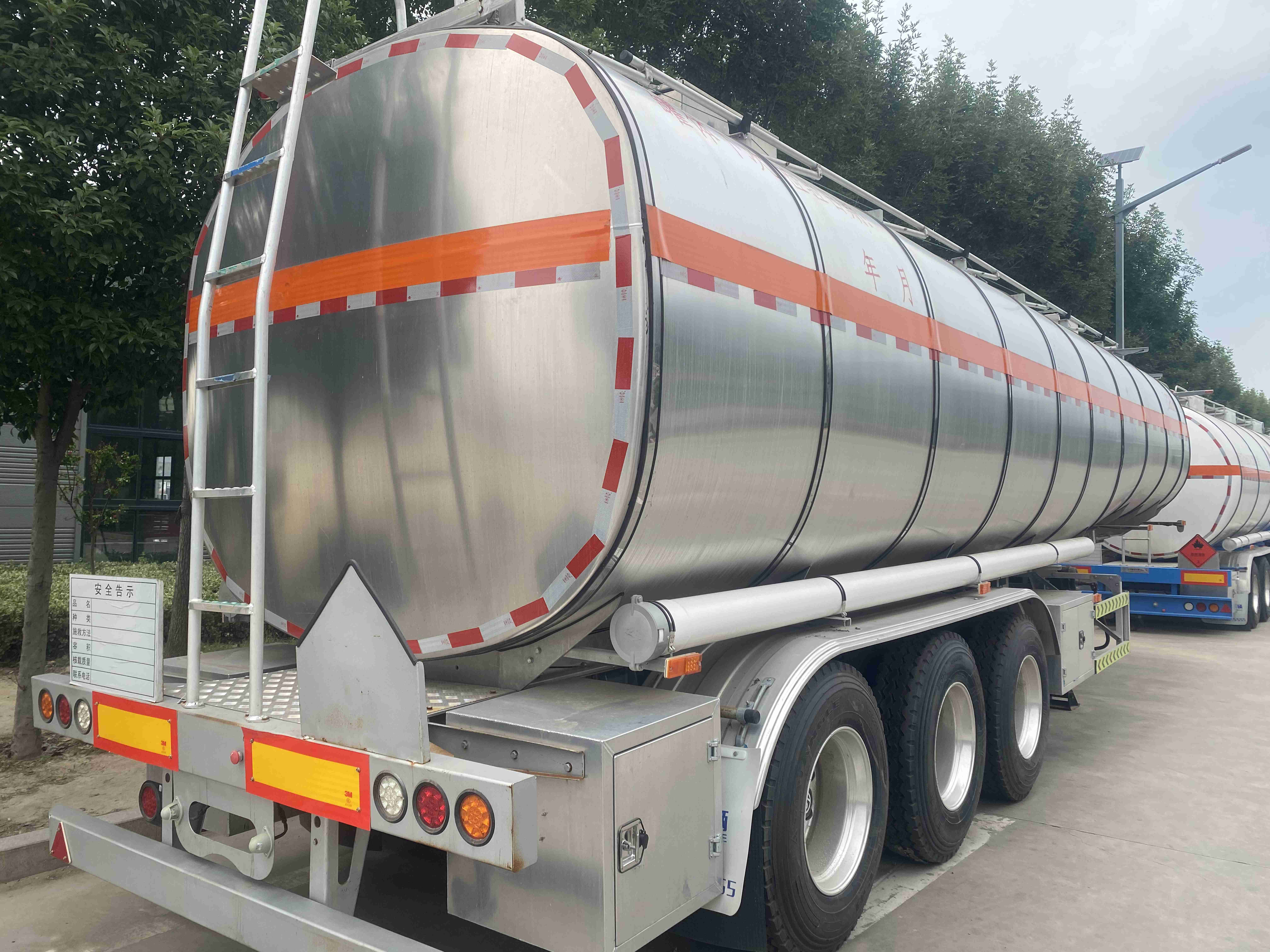 CIMC used manufactures high-quality three-axle liquid tank cars with a maximum load capacity of 60000L