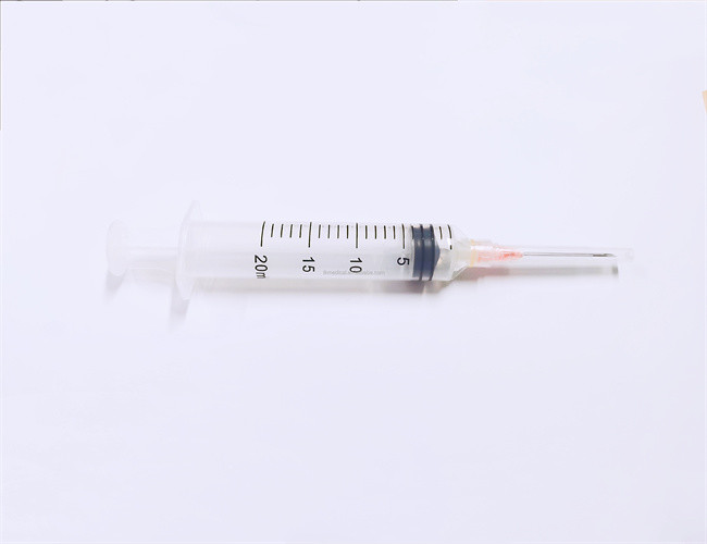 EO Sterilization Disposable Safety Syringe With Retractable Needle 2ml 3ml 5ml
