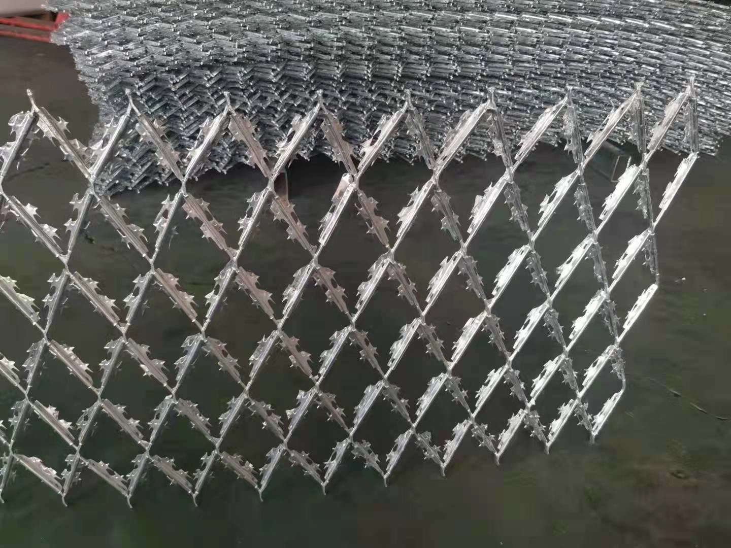 CBT 65 Razor Blade Wire Fence razor wire coil 0.5mm Thickness prison razor wire