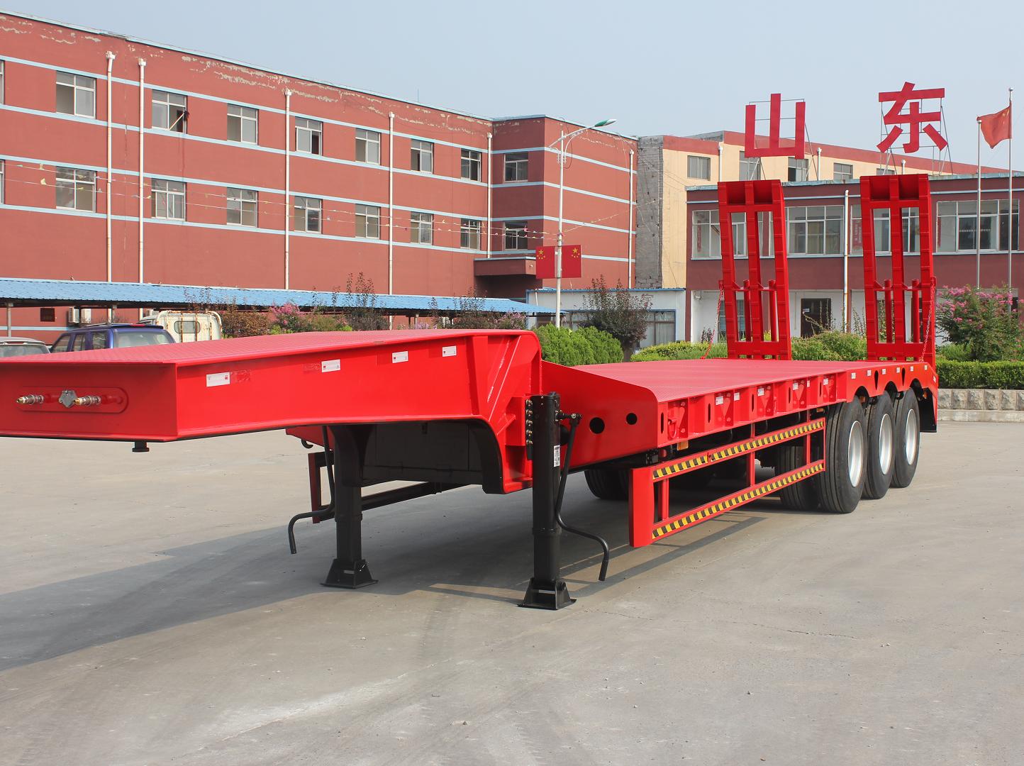 Transport Heavy Equipment Conveniently with Aotong Mechanical Folding Low Bed Trailer