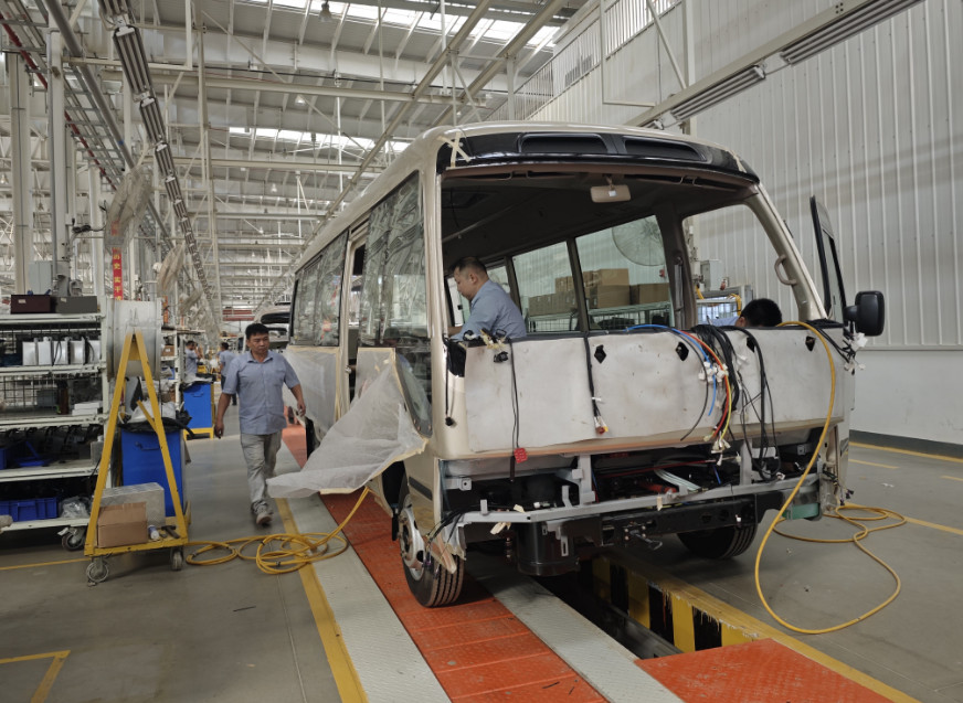 Electric Bus 19-Seat Coaster C6 7m Medium Bus Suitable for Commercial , Passenger