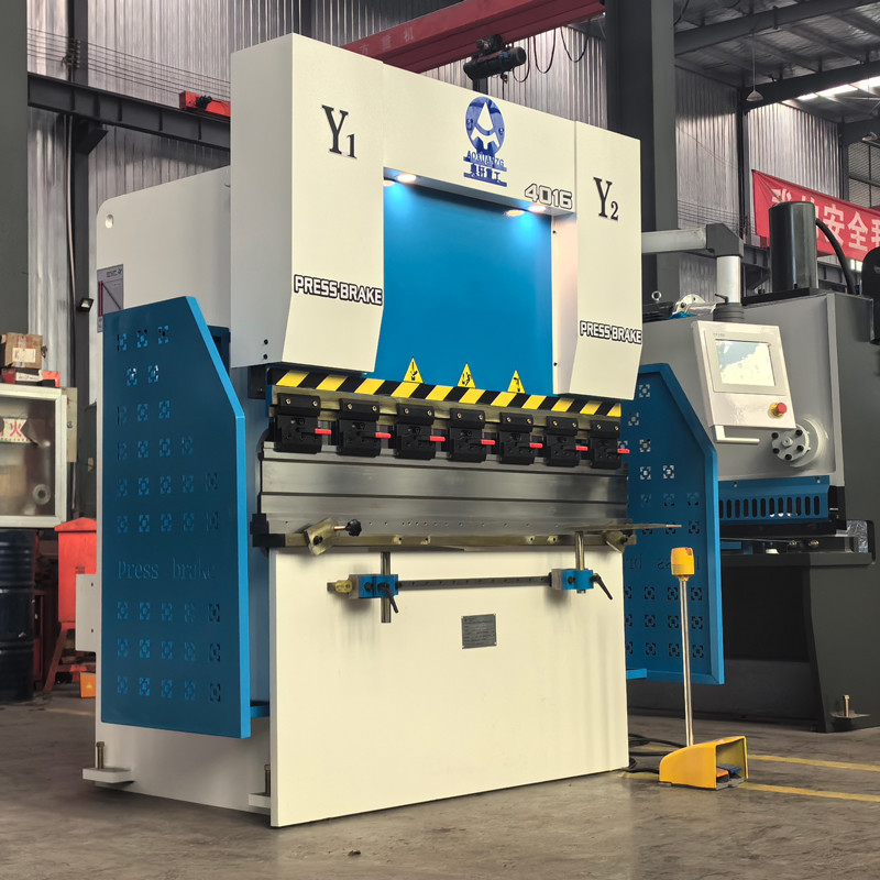 Hydraulic Press Brakes 1600mm Worktable Servo Press Brake CNC Controller Smooth Metal