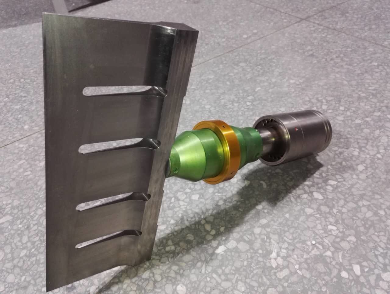 Blade Length 255mm Titanium Ultrasonic Food Cutter with External Air Cooling and PLC control System