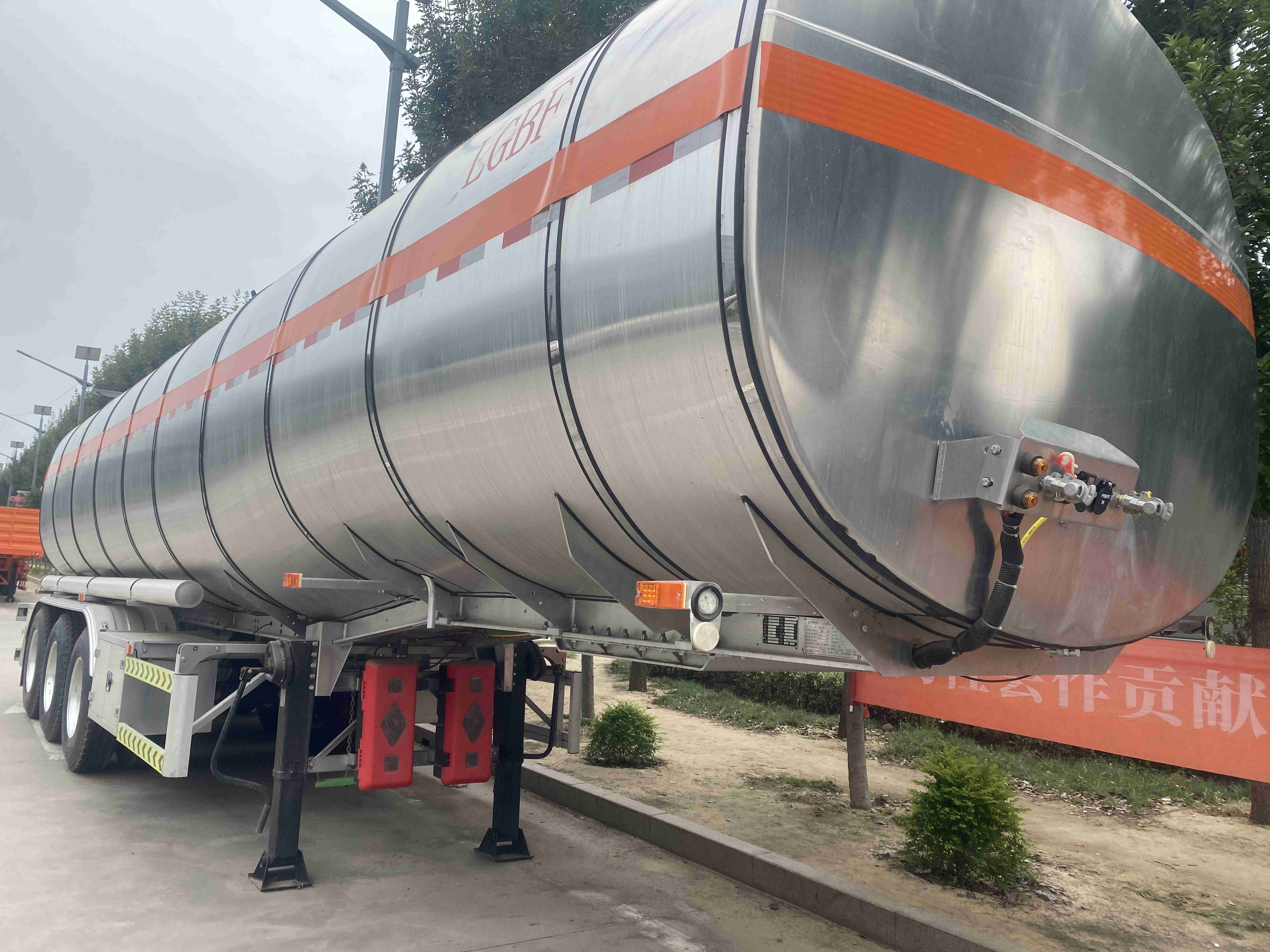 CIMC used manufactures high-quality three-axle liquid tank cars with a maximum load capacity of 60000L
