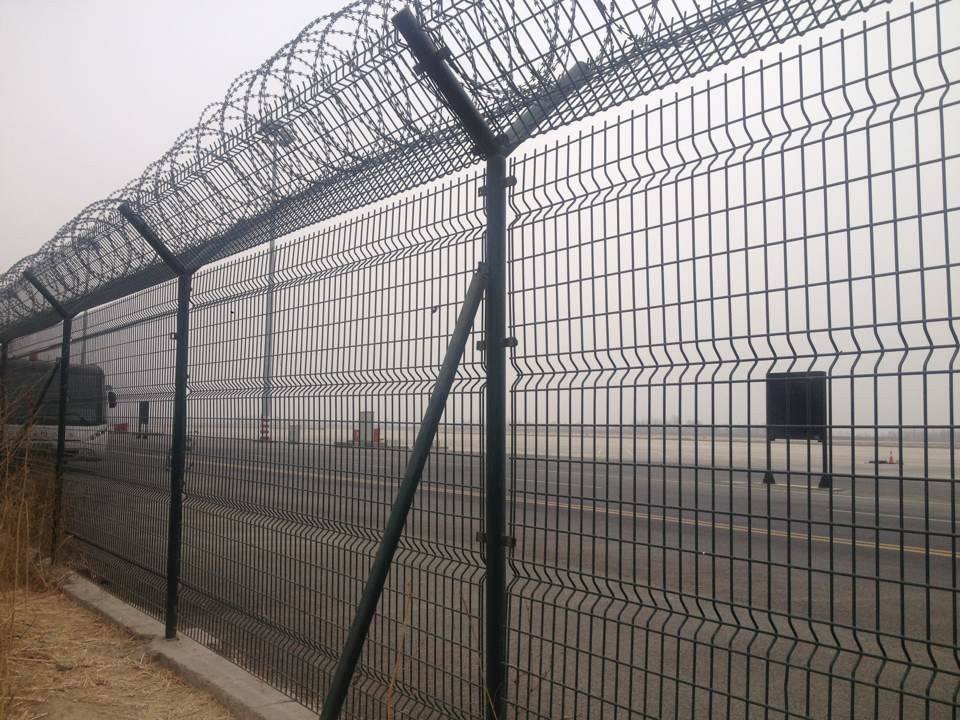 Durability Sustainable wire fence trellis Airport Fencing support all-season material usage protection gates metal