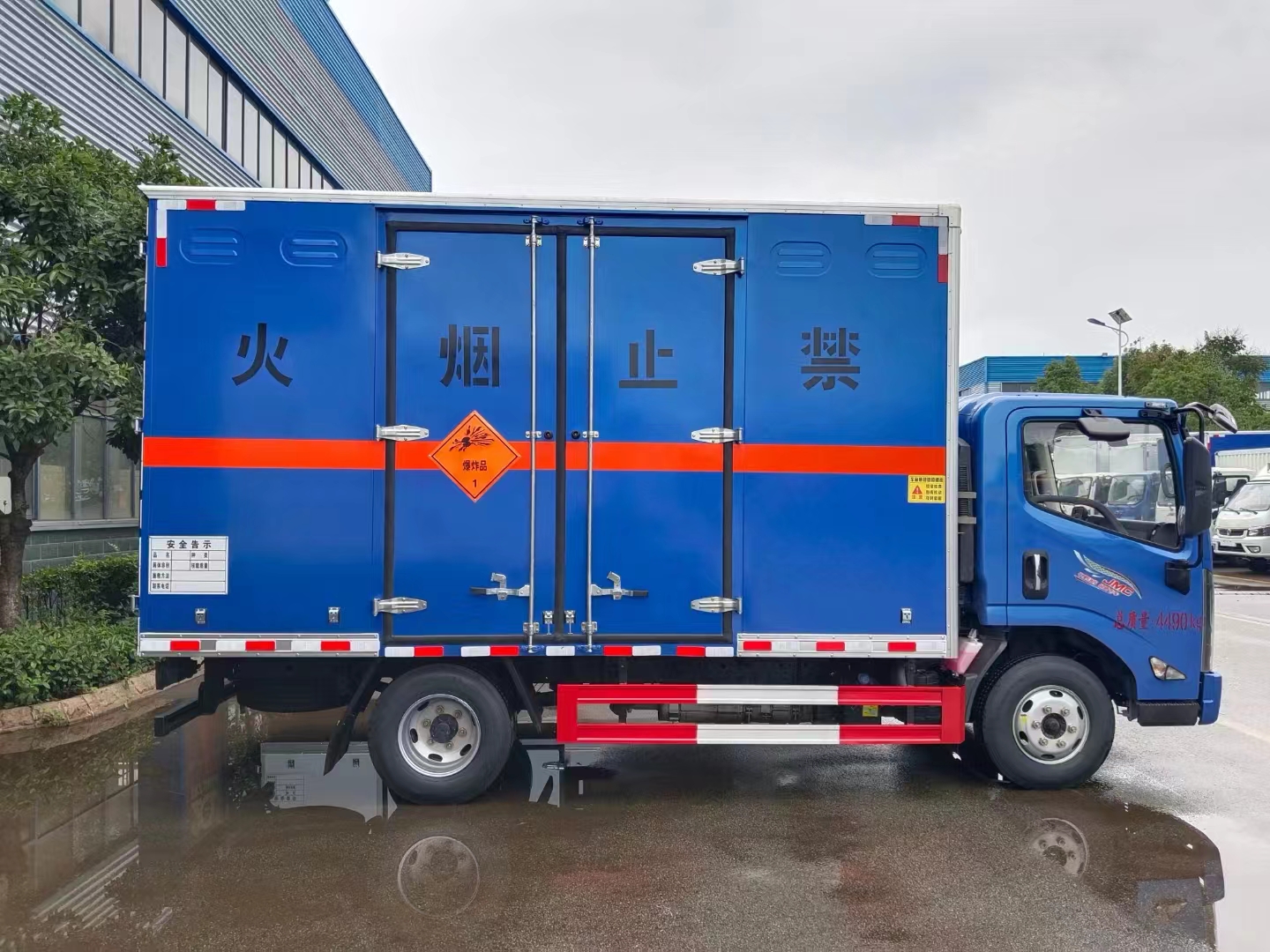 Dongfeng 4x2 6-ton, 8-ton, and 10 Ton Blasting Equipment Transport Vehicles for Sale