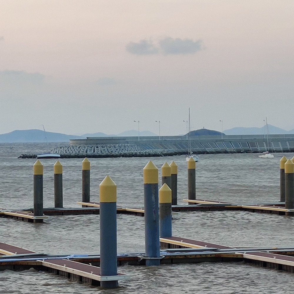 Marine Grade Aluminum Floating Finger Dock With Mooring Cleats LLDPE Floaters Floating Pontoon For Wharf Engineering