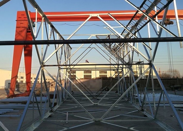 Galvanized / Painted TV / Radio Antenna Tower Steel Material 20m - 180m Height