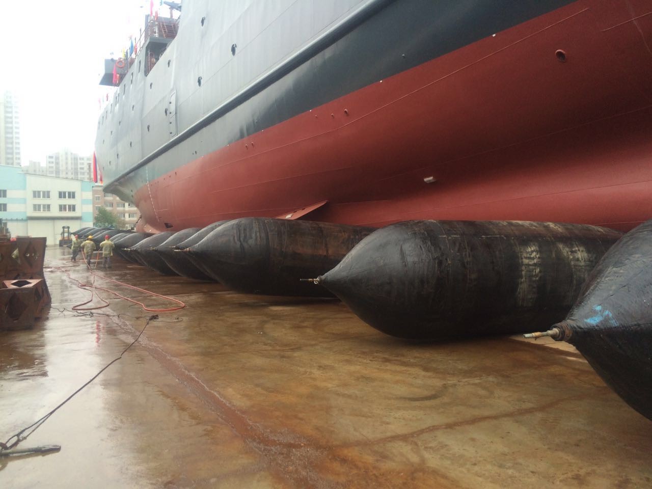 ISO Inspection Standard Black Ship Launching Rubber Airbag For Docking