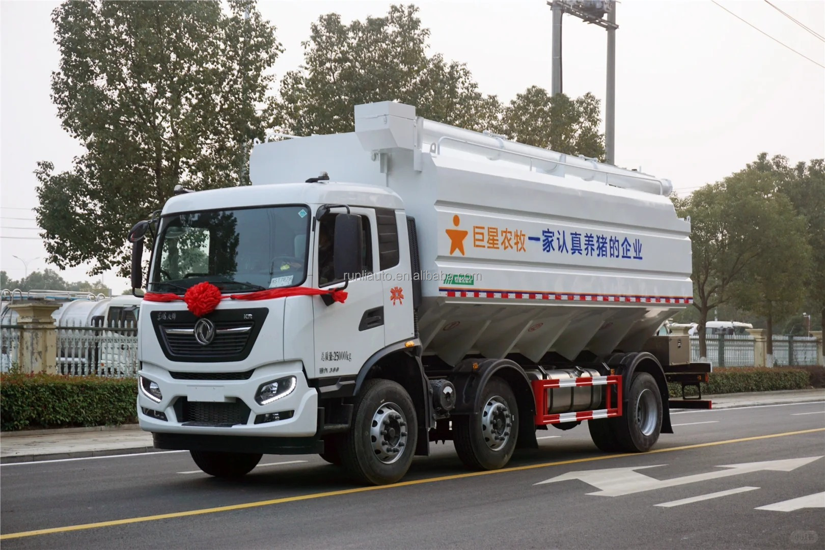 Factory Customized DFAC DongFeng 6X2 Large Capacity Heavy Duty Livestock Feed Poultry Bulk Feed Truck