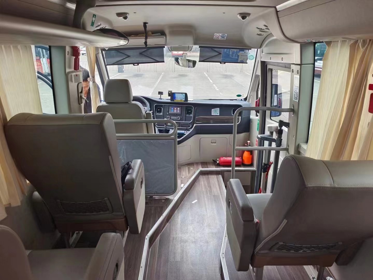 Coach Yutong Mini Bus CL6 2021 Luxury Coach Bus 9seats 150hp Engine Passenger