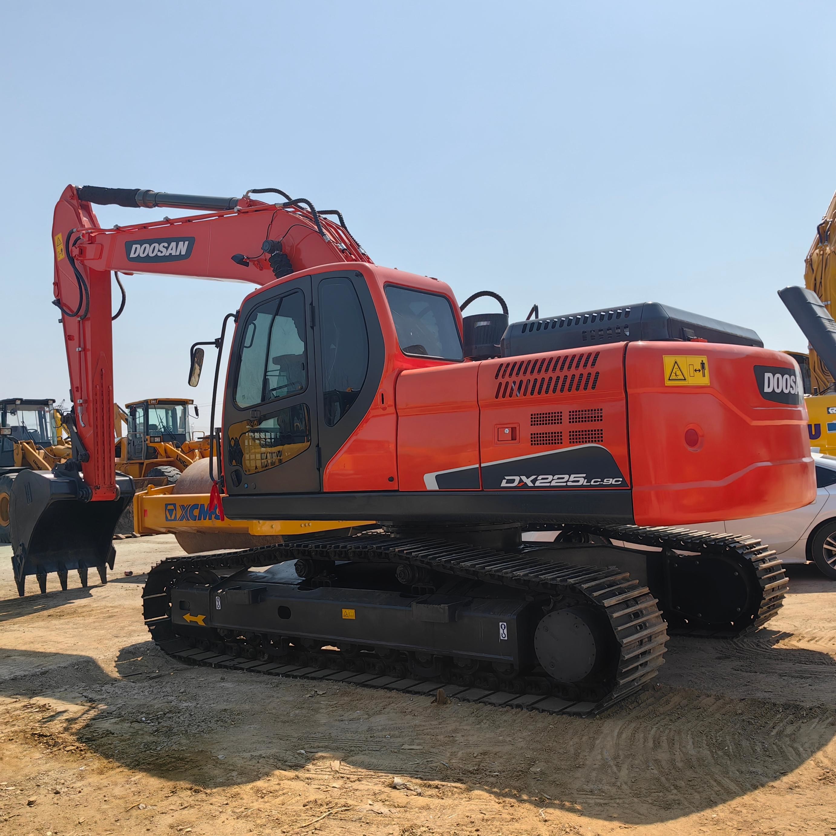 Korea Brand Doosan DX225 Used Excavator 22 Ton Crawler Hydraulic Digger with 1.28m³ Bucket Capacity