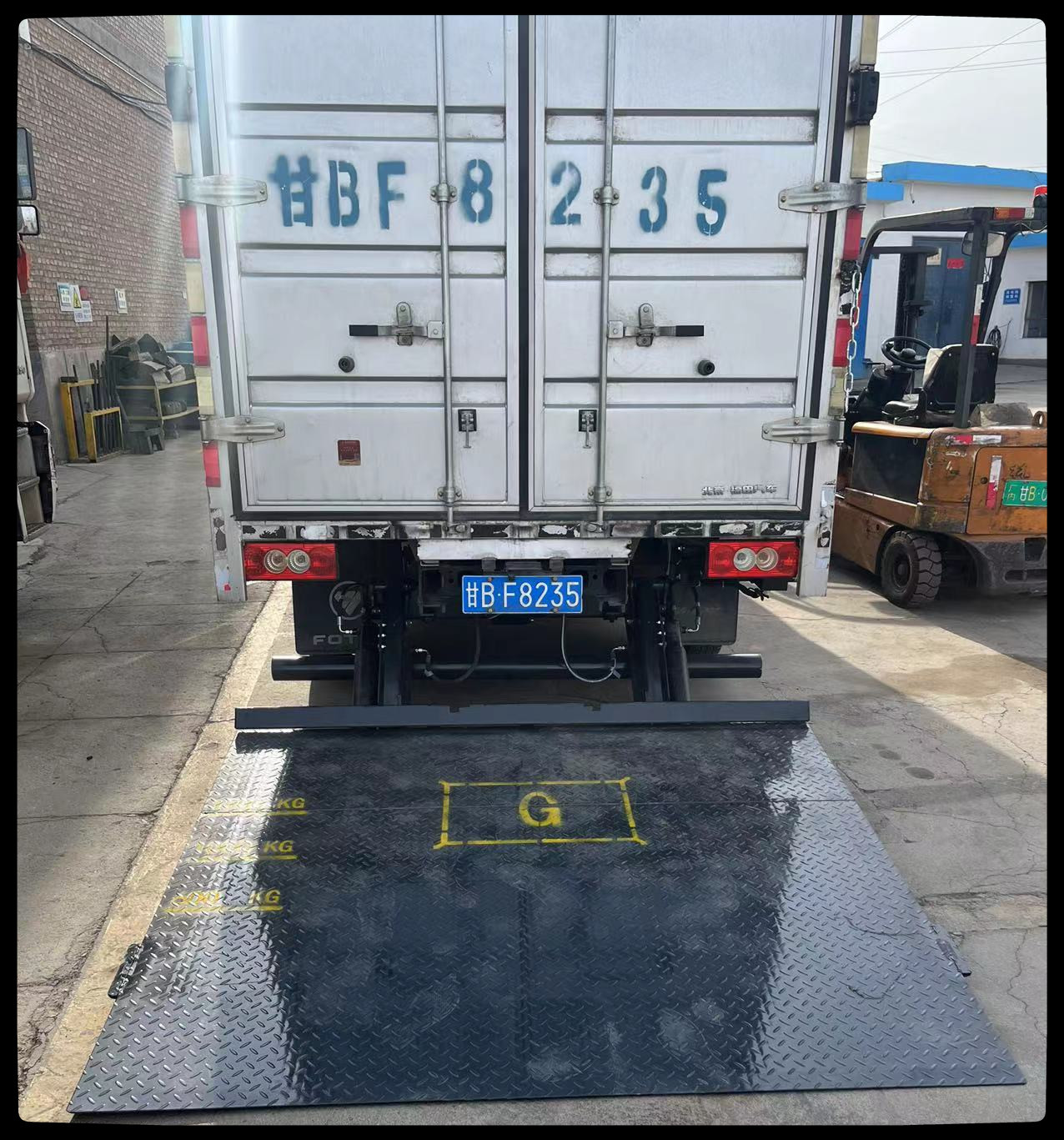 Hydraulic System Tailgate lift with Emergency Stop Button and white color,DC12V,2KW