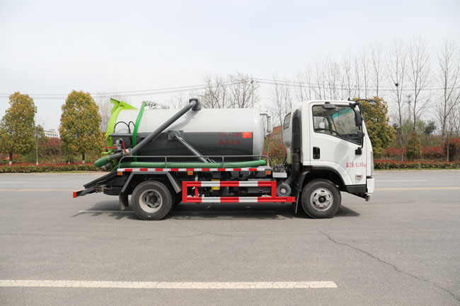 New Brand Small 4*2 5000 Liters 6000 Liters Sewage Suction Truck With Sewage Pump