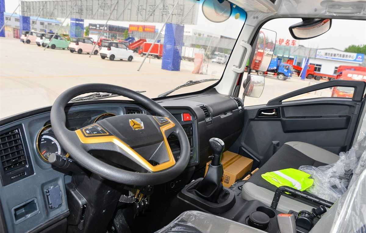 SINOTRUK HOWO Titan H 170 Horsepower 5.2-meter Row Half-bar Board Truck EU Standard 2 to 6