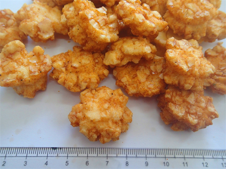 Cruncy Baked Rice Cracker Snacks Spicy BBQ Flavor Tapioca Starch