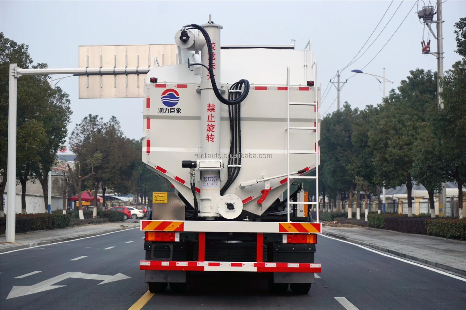 Factory Customized DFAC DongFeng 6X2 Large Capacity Heavy Duty Livestock Feed Poultry Bulk Feed Truck
