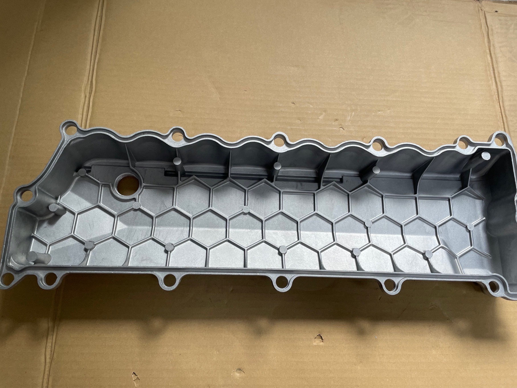 4HF1 4HG1 ISUZU Head Cover 8971130253 Aluminum Made 15 Holes To Connect Cylinder Head