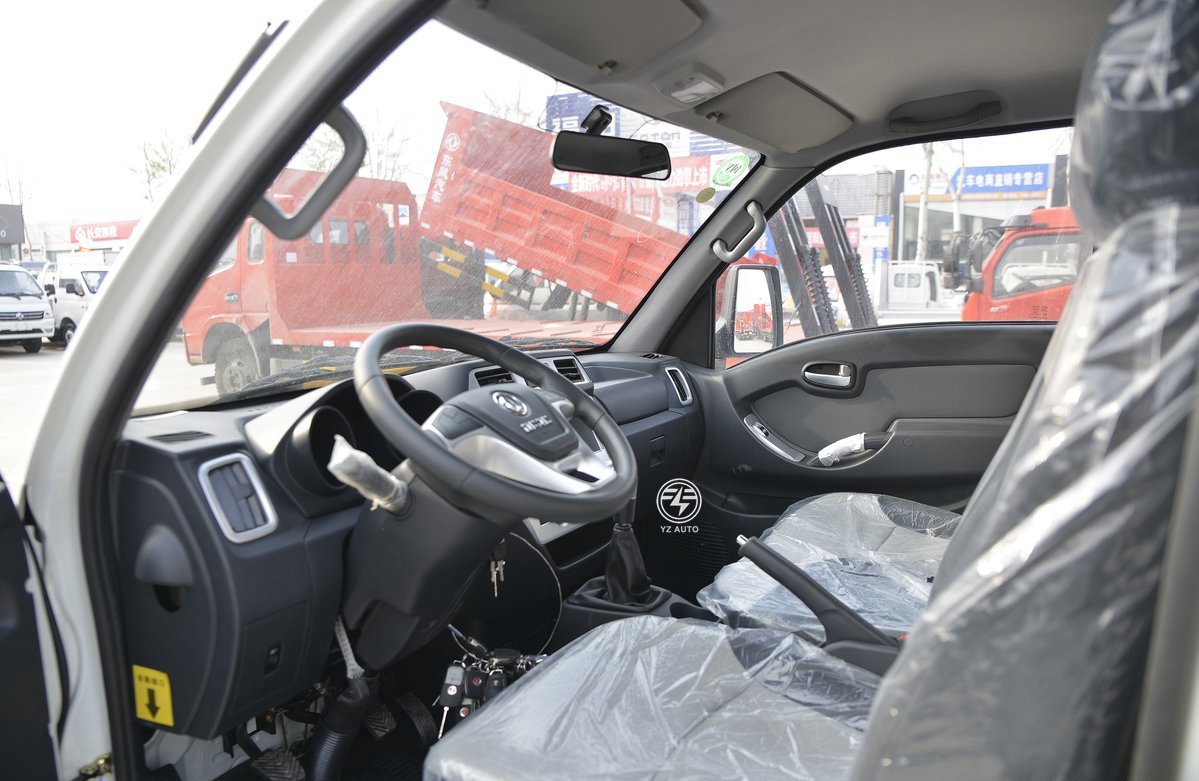 Dongfeng 1-5 T Mini Diesel Light Box Cargo Truck with Multimedia System and Benefit