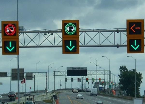 Outdoor Digital LED Traffic Sign Boards , Reversible Lane Sign Low Thermal