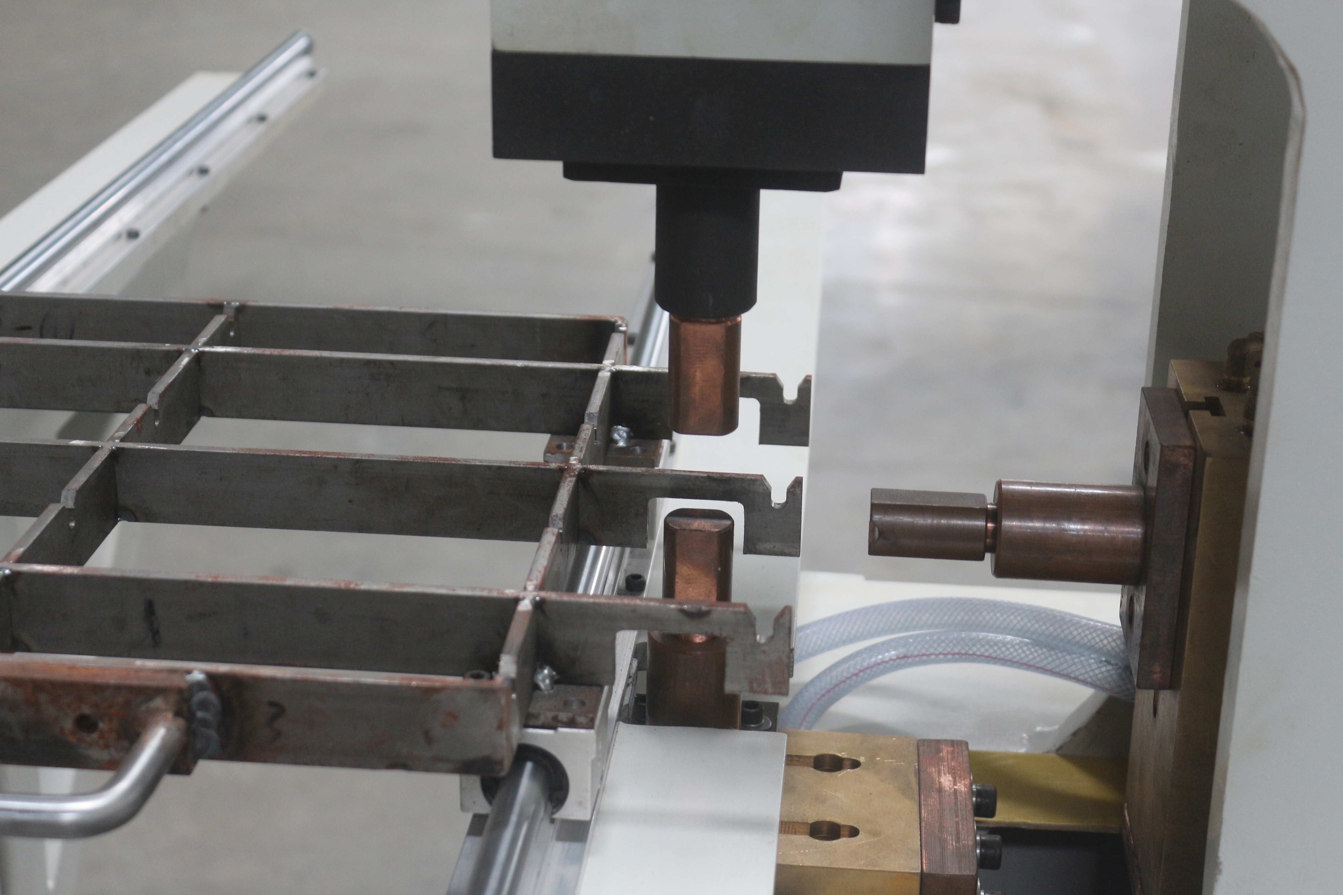 Double-Head Frame T-Butt Welding Machine For T-Welding Wire Profile Of Wire Basket Or Wire Shelf