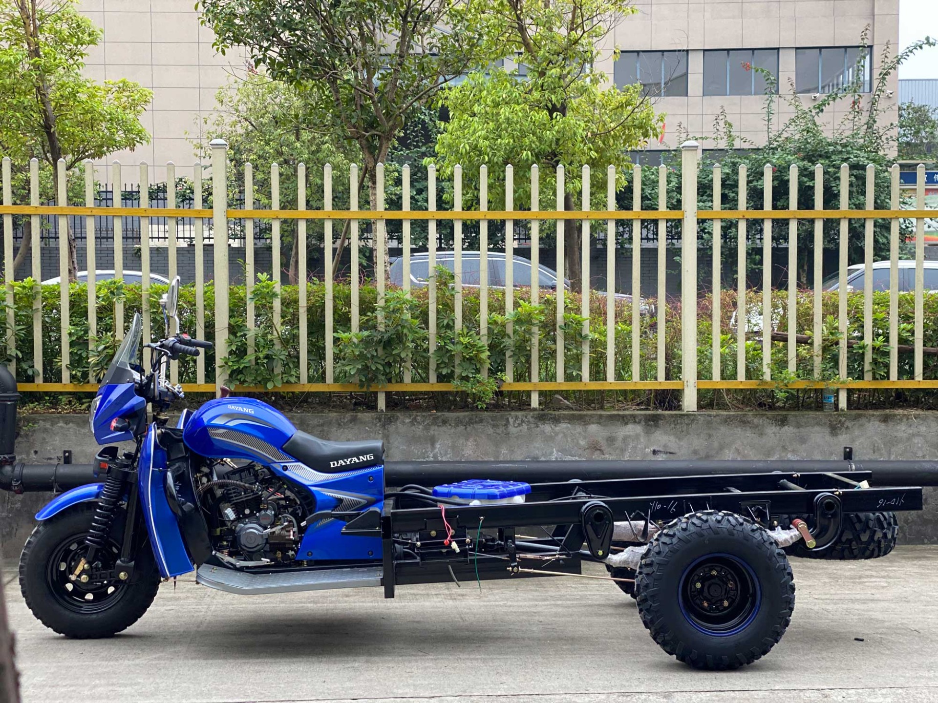 300cc Water Cooled Petrol Three Wheels Cargo Tricycle with Customized Body Frame