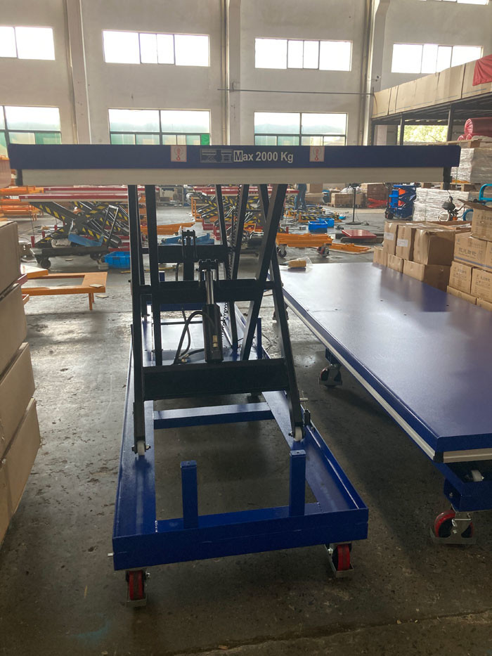 Mobile DC Battery Powered Tandem Scissor Lift Table Transferring Bulky Heavy Item