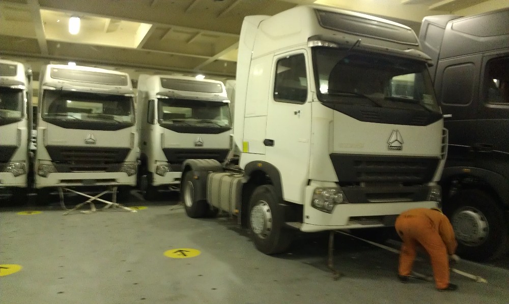 EURO 2 4x2 Tractor Truck Sinotruk Howo7 For Tow 420hp HW76 Cabin With Air Conditioner