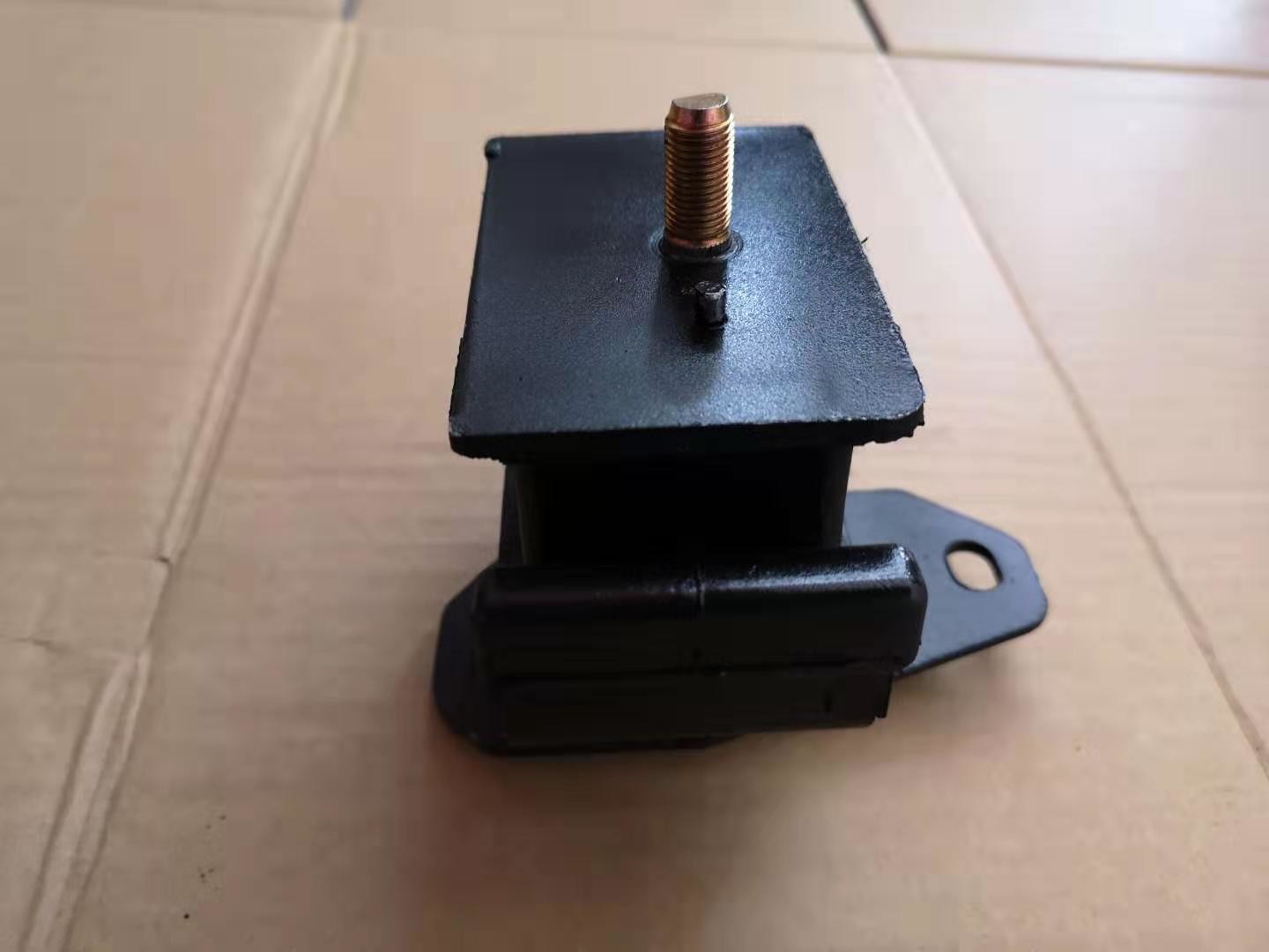 Right Side ISUZU Engine Parts 4HK1 Engine Mounting 8980612320 Two Layer Structure With Iron Cover
