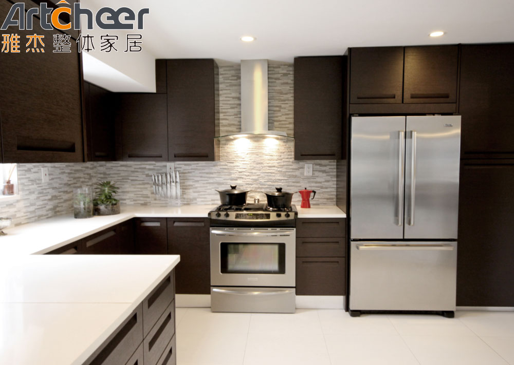Veneer Finish Dark Brown Kitchen Cabinets with Solid Wood Material and Handless Design