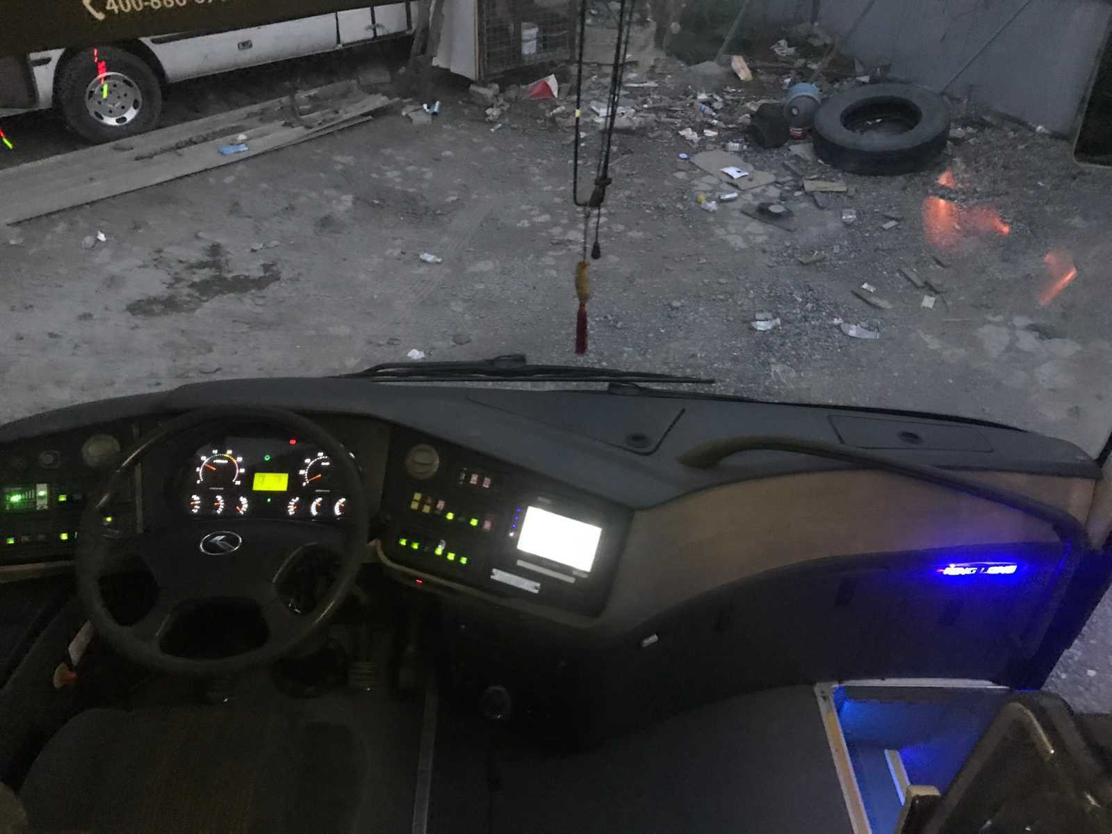 Kinglong Bus Double Doors Used Coach Bus 51 Seats Airbag Chassis XMQ6113 Yuchai Rear Engine