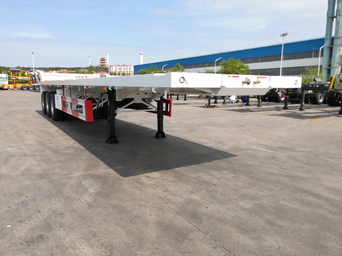 Sinotruk howo 40ft gooseneck flatbed Semi trailers Used 3 Axles Heavy duty Flat Bed self loading container trailer