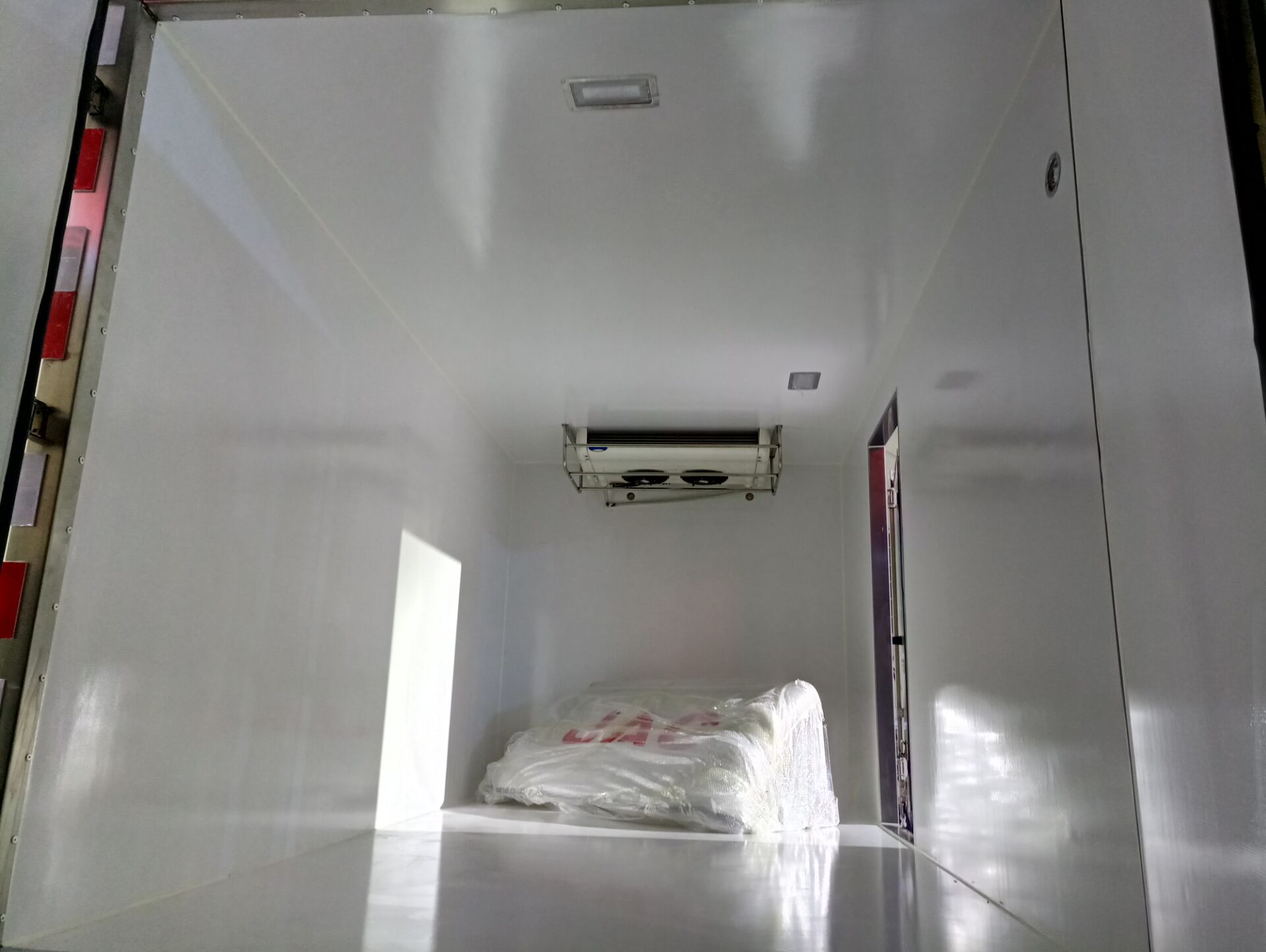 SINOTRUK HOWO 20 Tons Ice Cream Freezer Truck Refrigerated Truck for Export