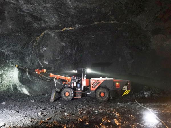 Fully Hydraulic Jumbo Rock Drill Small And Medium Sized Tunnel Drilling