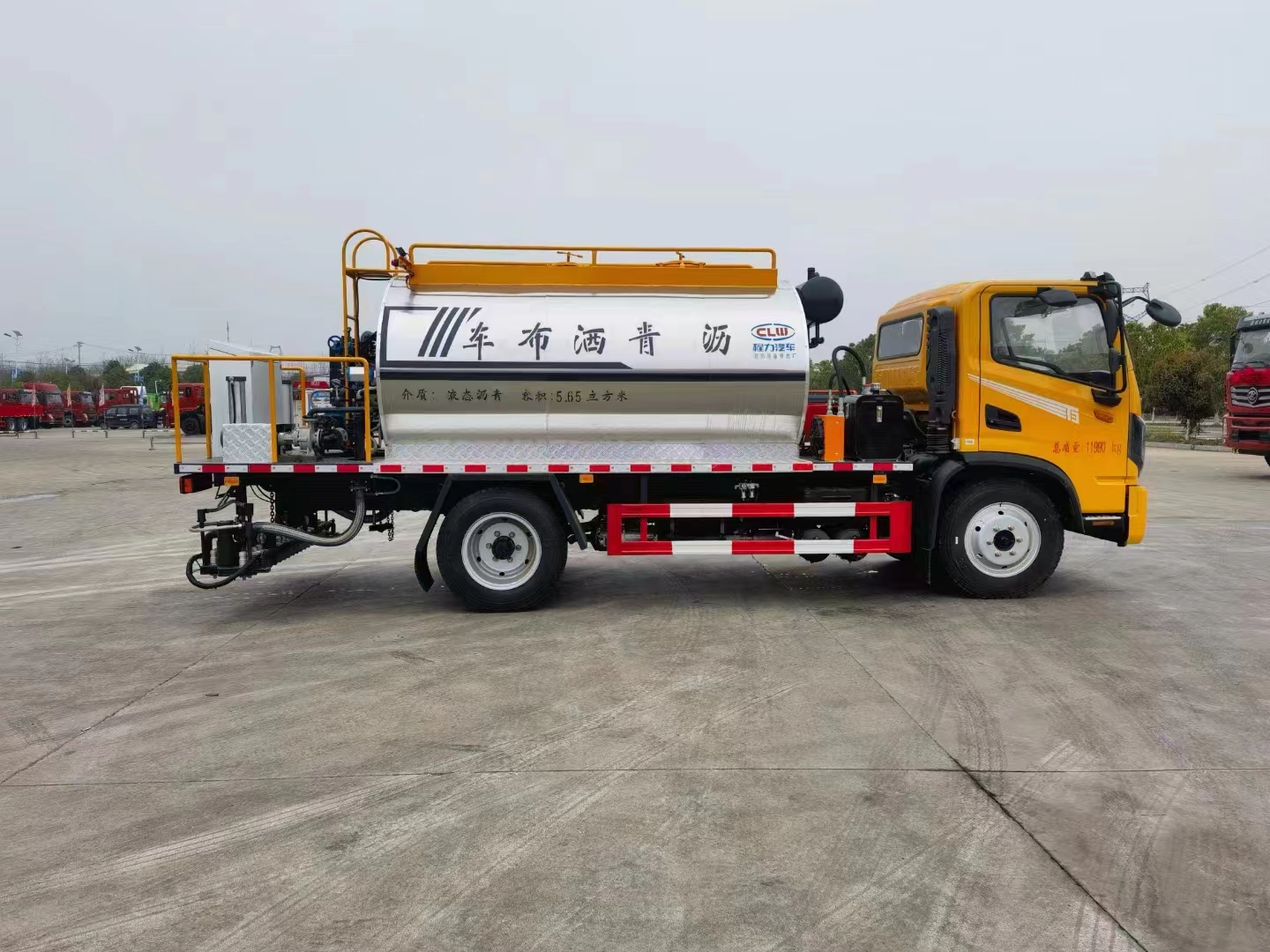 Automotive Asphalt Pressure Distributor for Road Maintenance Asphalt Distributor