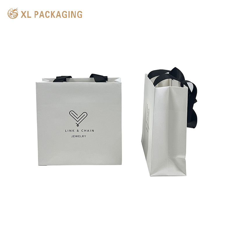 Gift Clothing Paper Bags Matte Fashion Black Handle Tote for Customer Provided Box Type