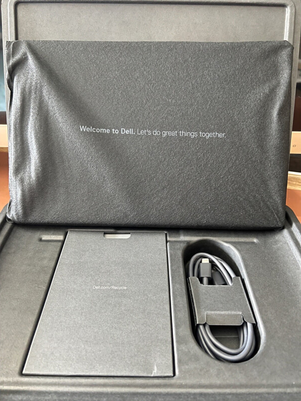 13.4" Dell XPS 13 Laptop with Core i7-1260p 16GB 512GB and Intel Iris Xe Graphics Card