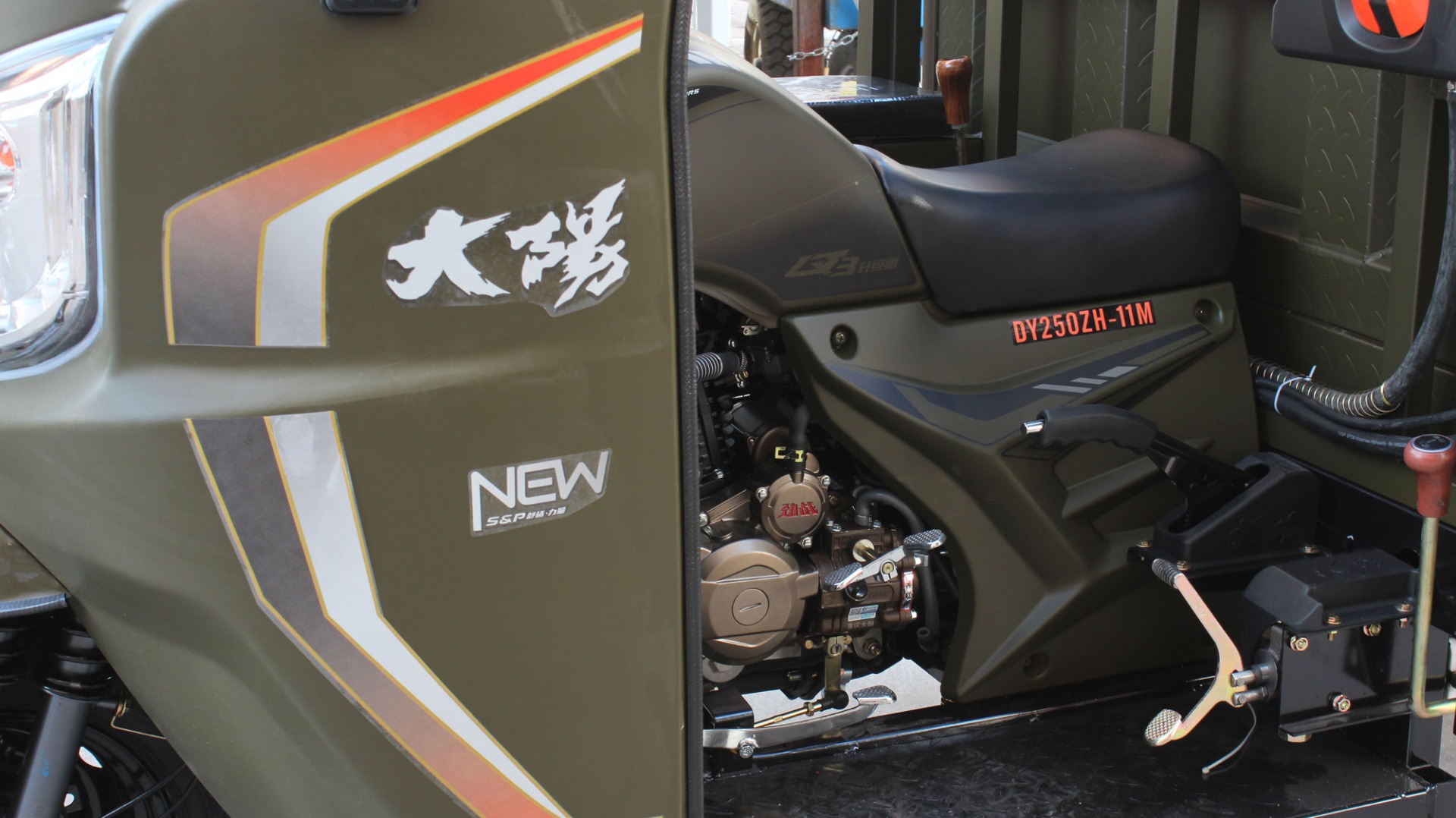 Powerful 200cc Water Cooling Engine Enclosed Cabin Motorcycle Tricycle for Adults