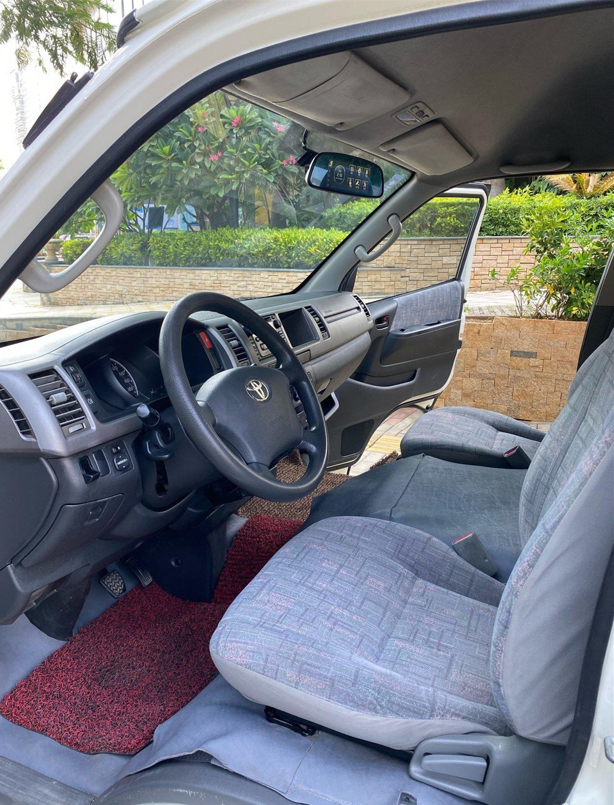 High Roof 2005 Year 13 Seats Gasoline Used Toyota Hiace Used Mini Bus Automatic Transmission
