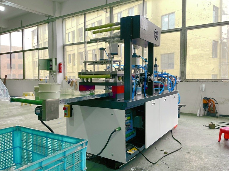 35 Times/Min Plastic Cup Cover Machine 12KW Auto PET Cup Lid Forming Machine