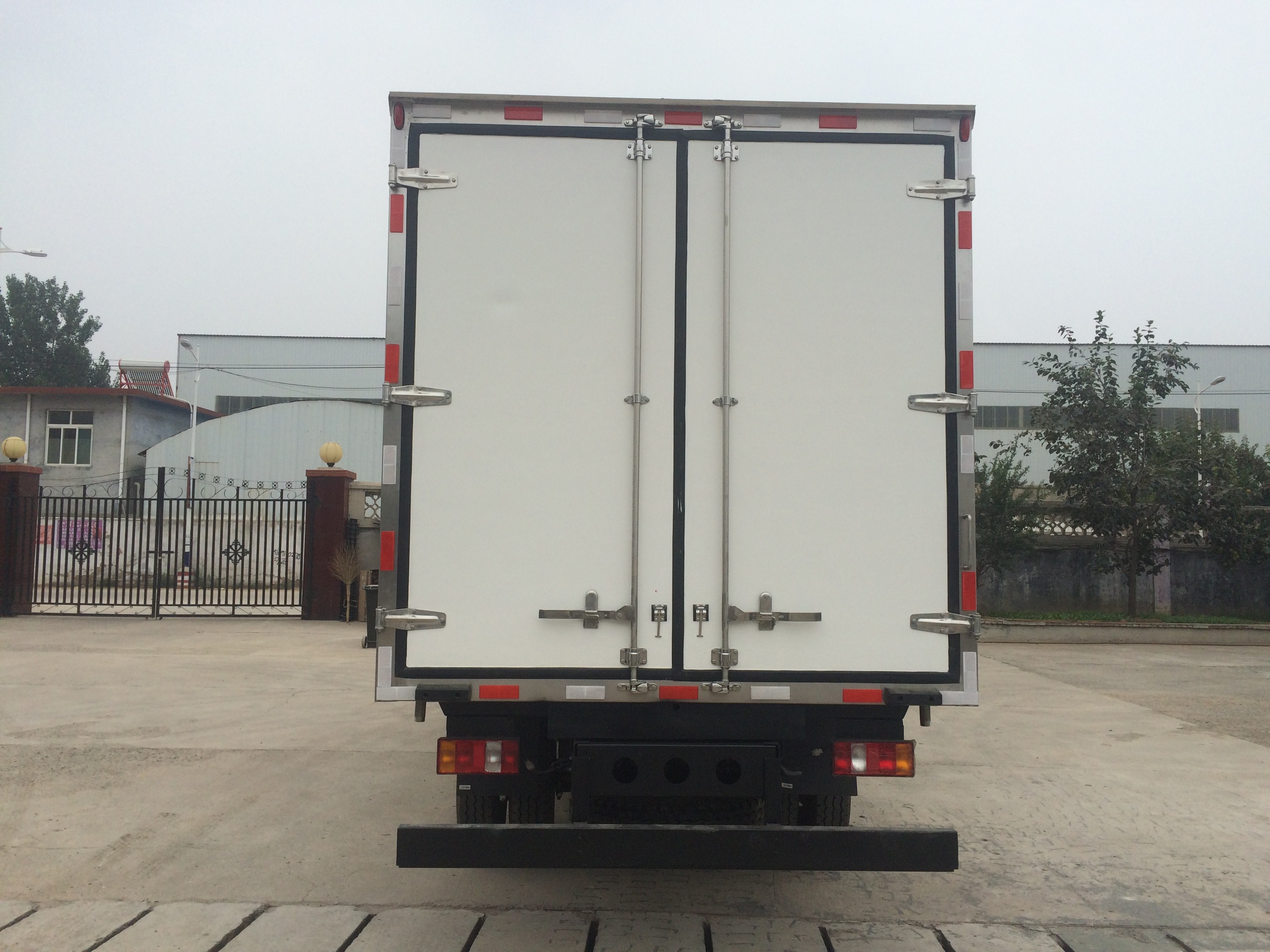 Sinotruk small Box refrigerator Van Truck 4X2 10 tons 120HP 2800mm Wheel base