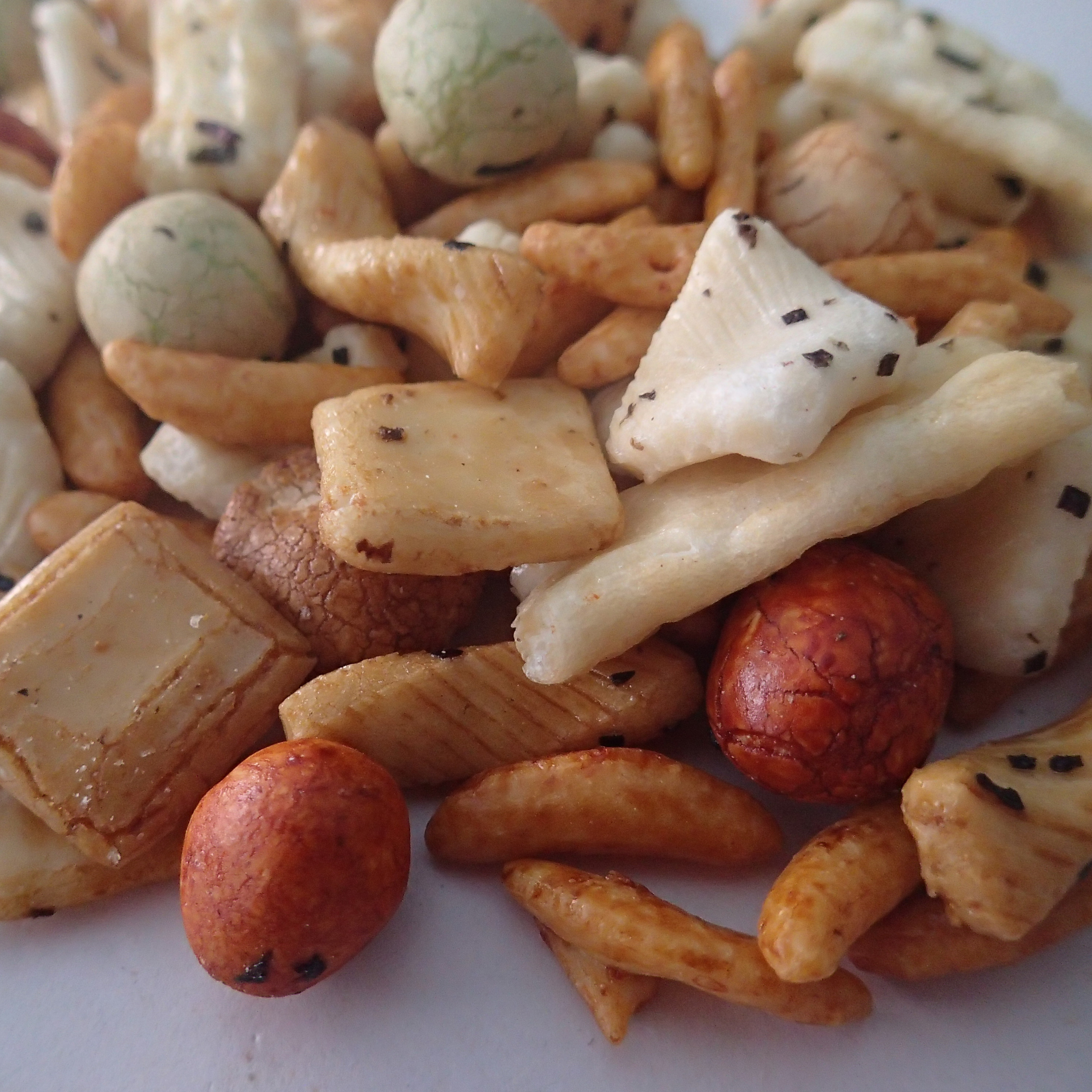  Starch Japanese Baked Rice Crackers Rice Cracker Mix With Coated Peanuts Manufactures