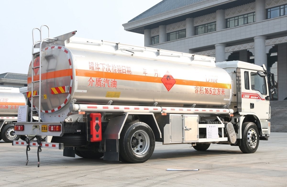Howo 8X4 6X4 Oil Tank Trucks Essential For Public Works Projects And Disaster Relief