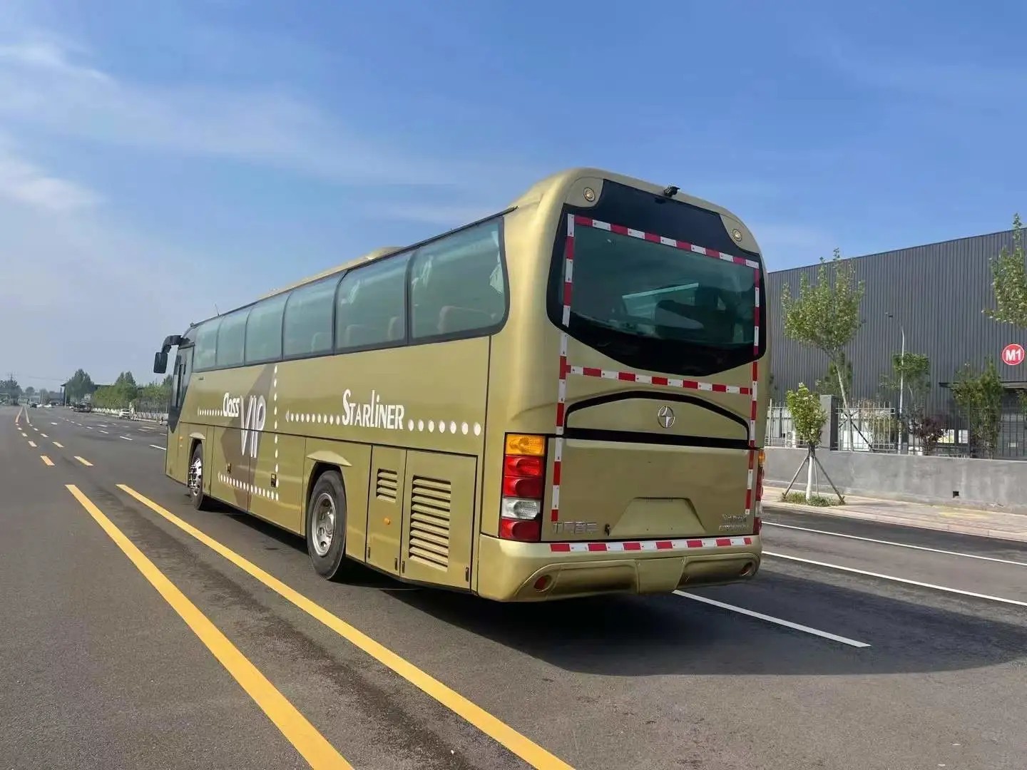 Used Commercial Bus 39 Seats Weichai Engine 336hp Golden Color Middle Passenger Door 12 Meters Beifang Bus BFC6120
